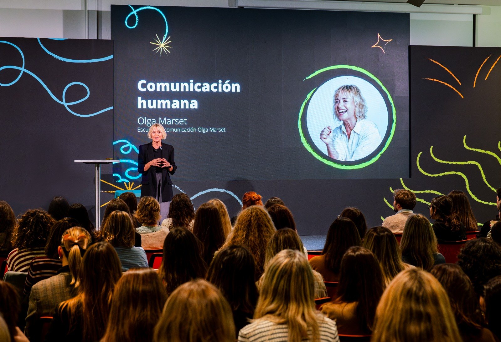 Olga Marset impartiendo la charla Comunicación humana ante el público